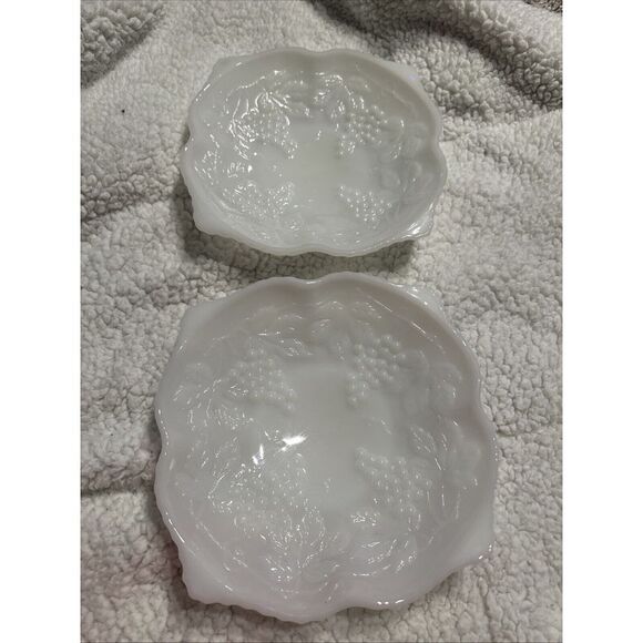 Vintage ANCHOR HOCKING Milk Glass Grape Leaf Embossed Grapes Decorative Bowl 2 - Picture 2 of 3